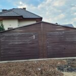 Garaz-blaszany-w-kolorze-drewnopodobnym-Kod-producenta-7×6-orzech-Ral-8017