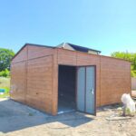 Garaz-blaszany-w-kolorze-drewnopodobnym-Material-wykonania-metal
