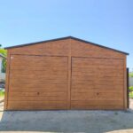 Garaz-blaszany-w-kolorze-drewnopodobnym-Spad-dachu-dach-dwuspadowy