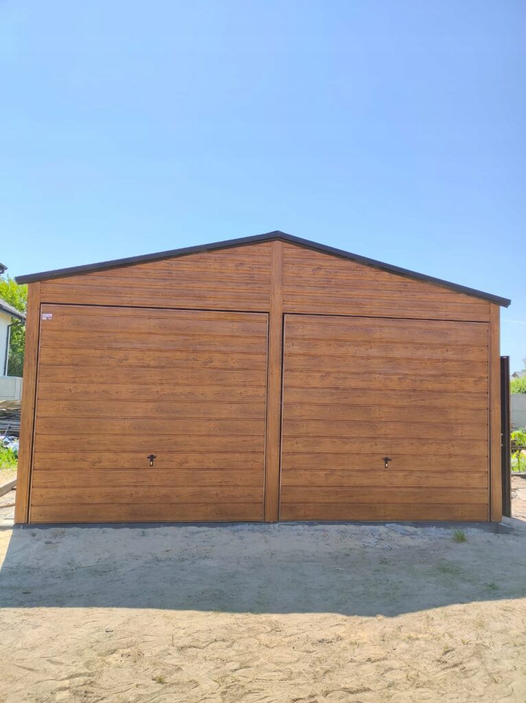 Garaz-blaszany-w-kolorze-drewnopodobnym-Spad-dachu-dach-dwuspadowy