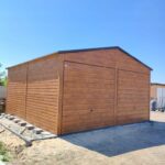 Garaz-blaszany-w-kolorze-drewnopodobnym-Sposob-otwierania-bramy-brama-podnoszona