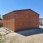 Garaz-blaszany-w-kolorze-drewnopodobnym-Szerokosc-6-m