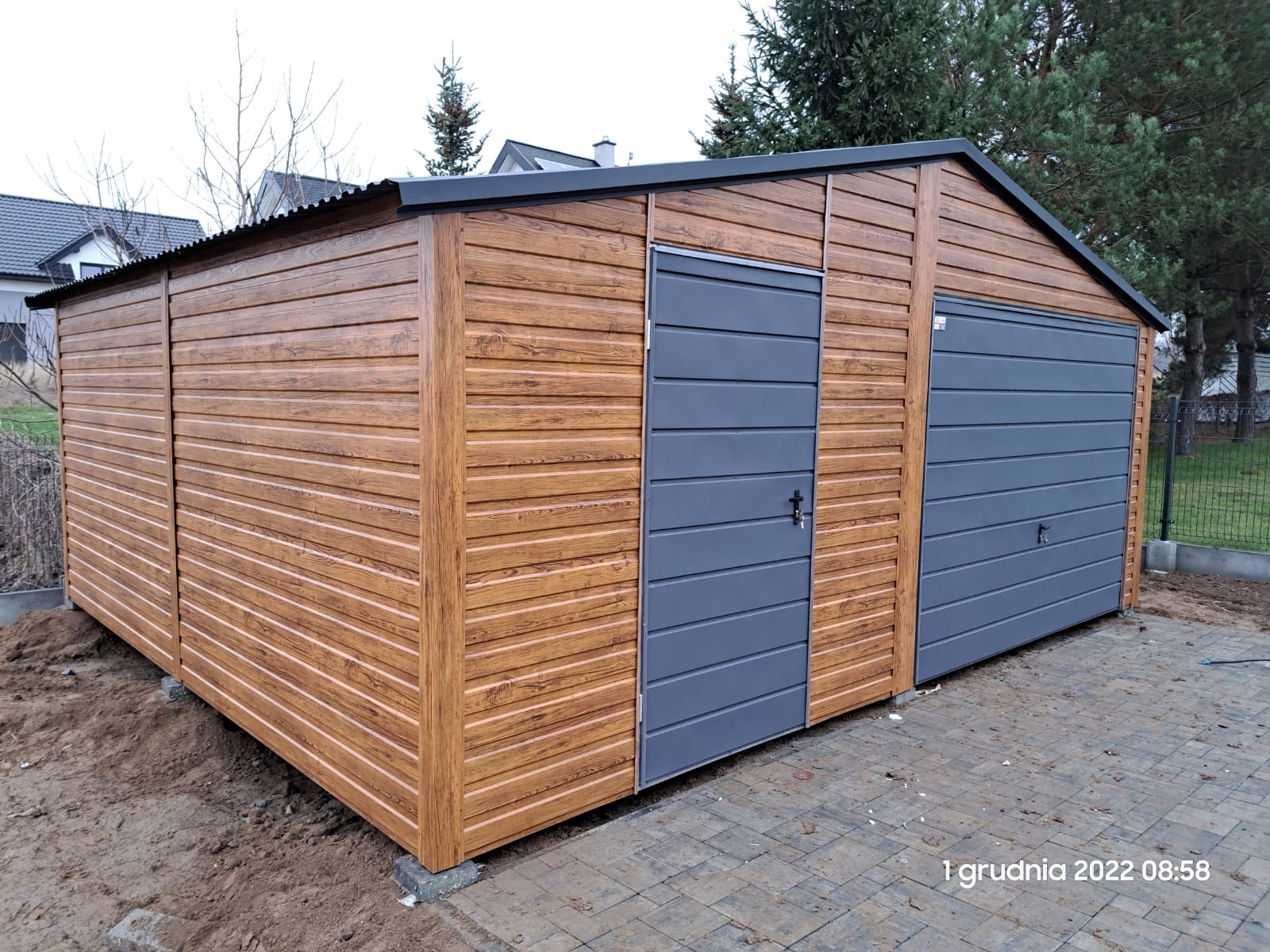 Garaze-blaszane-garaz-blaszany-6x5-dwuspadowy-Kod-producenta-6x5-blaszak-drewnopodobny-grafit