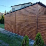Garaz-blaszany-5×6-blaszak-brama-segmentowa-grafit-drewnopodobny-rynny-Dlugosc-6-m