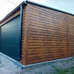 Garaz-blaszany-5×6-blaszak-brama-segmentowa-grafit-drewnopodobny-rynny-Marka-LiderStal