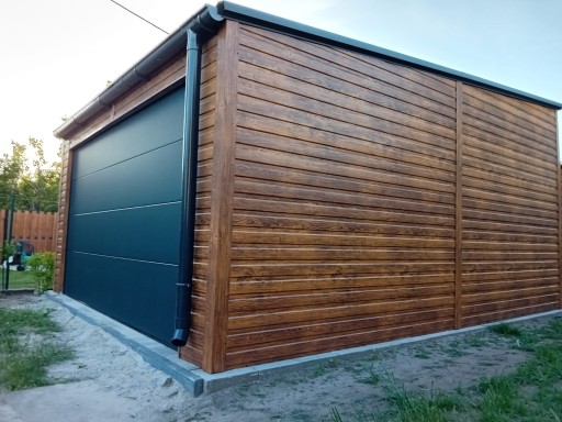 Garaz-blaszany-5x6-blaszak-brama-segmentowa-grafit-drewnopodobny-rynny-Marka-LiderStal